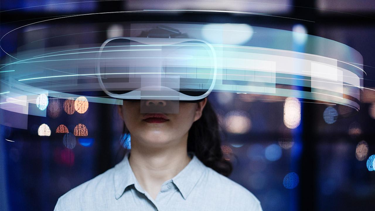 Person mit VR-Headset, umgeben von futuristischen, leuchtenden Grafiken, die ein immersives Erlebnis darstellen.