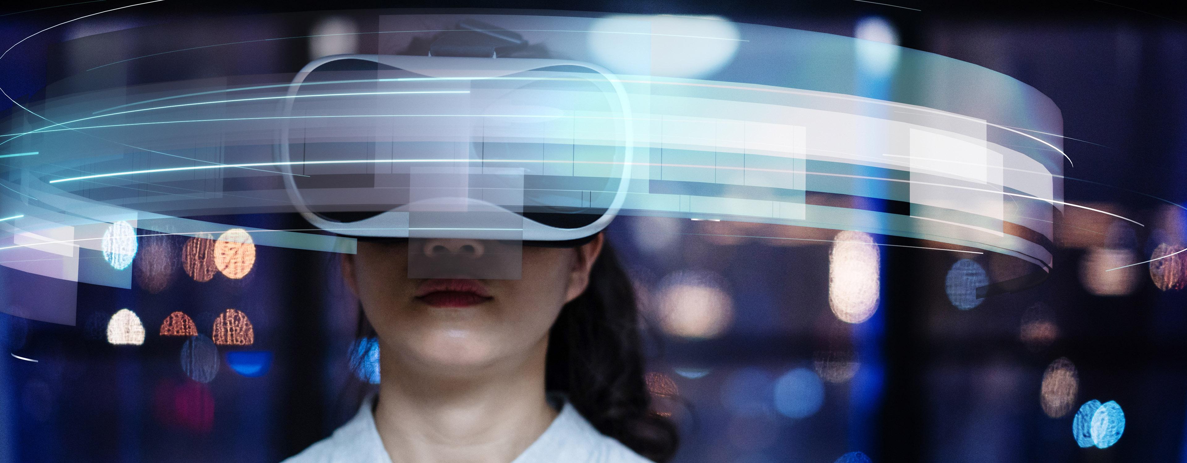 Person mit VR-Headset, umgeben von futuristischen, leuchtenden Grafiken, die ein immersives Erlebnis darstellen.