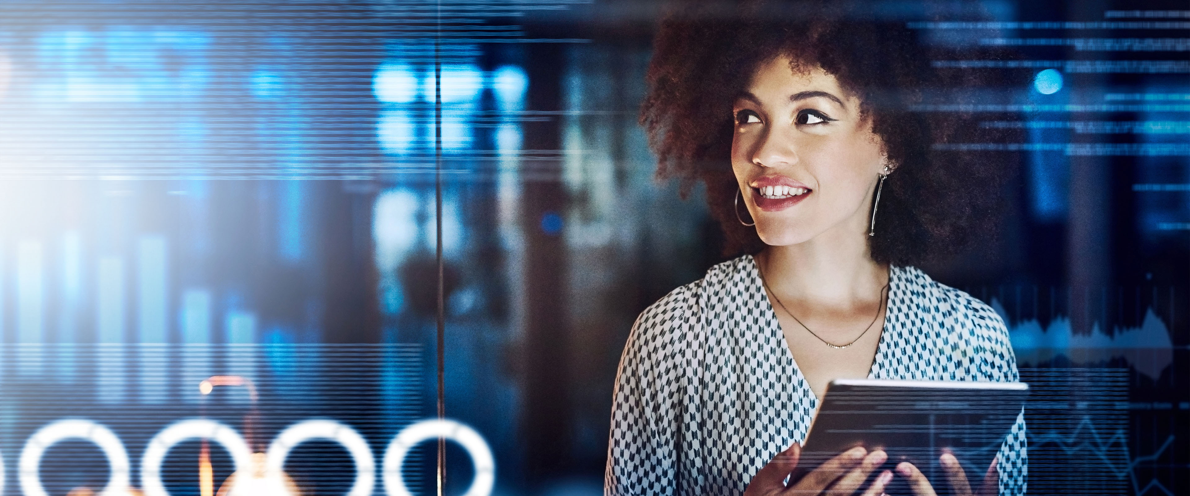 Frau mit lockigem Haar lächelt und hält ein Tablet, umgeben von digitalen Grafiken und Lichteffekten.