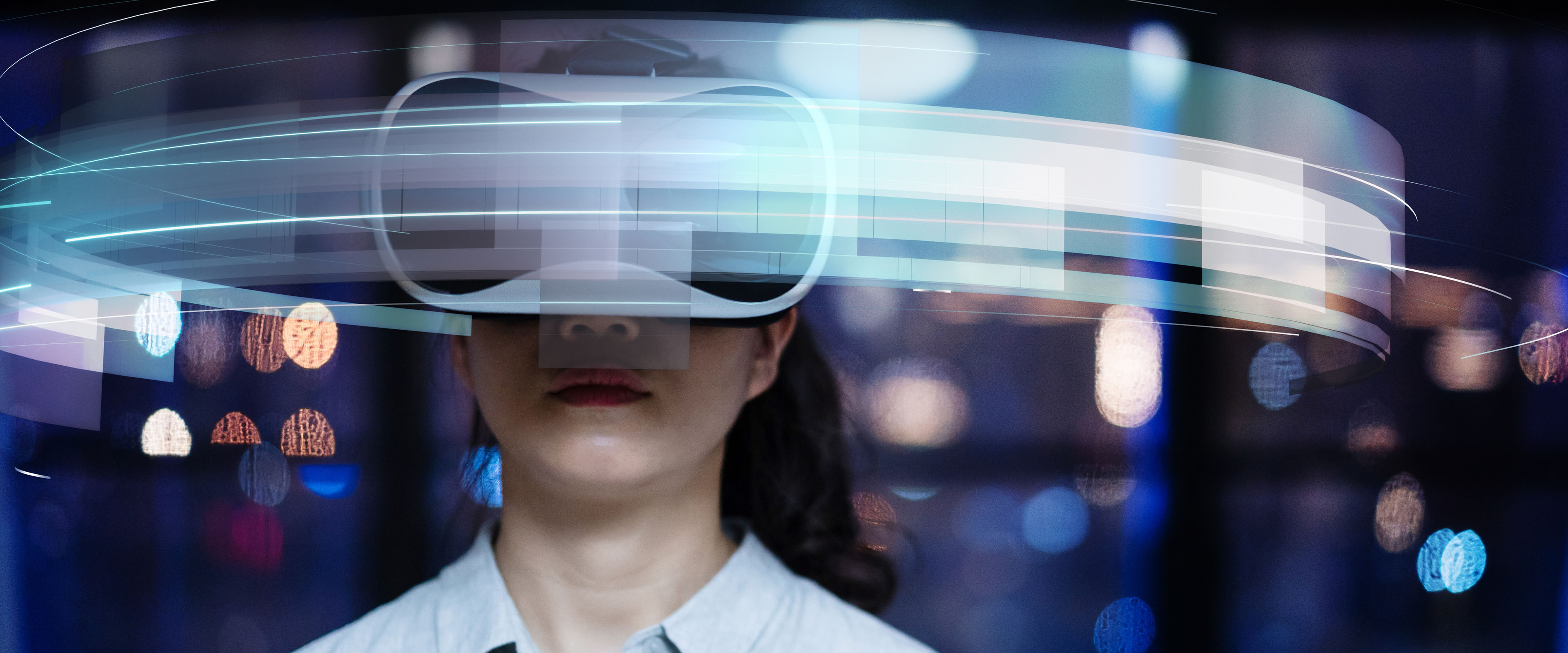 Person mit VR-Headset, umgeben von futuristischen, leuchtenden Grafiken, die ein immersives Erlebnis darstellen.