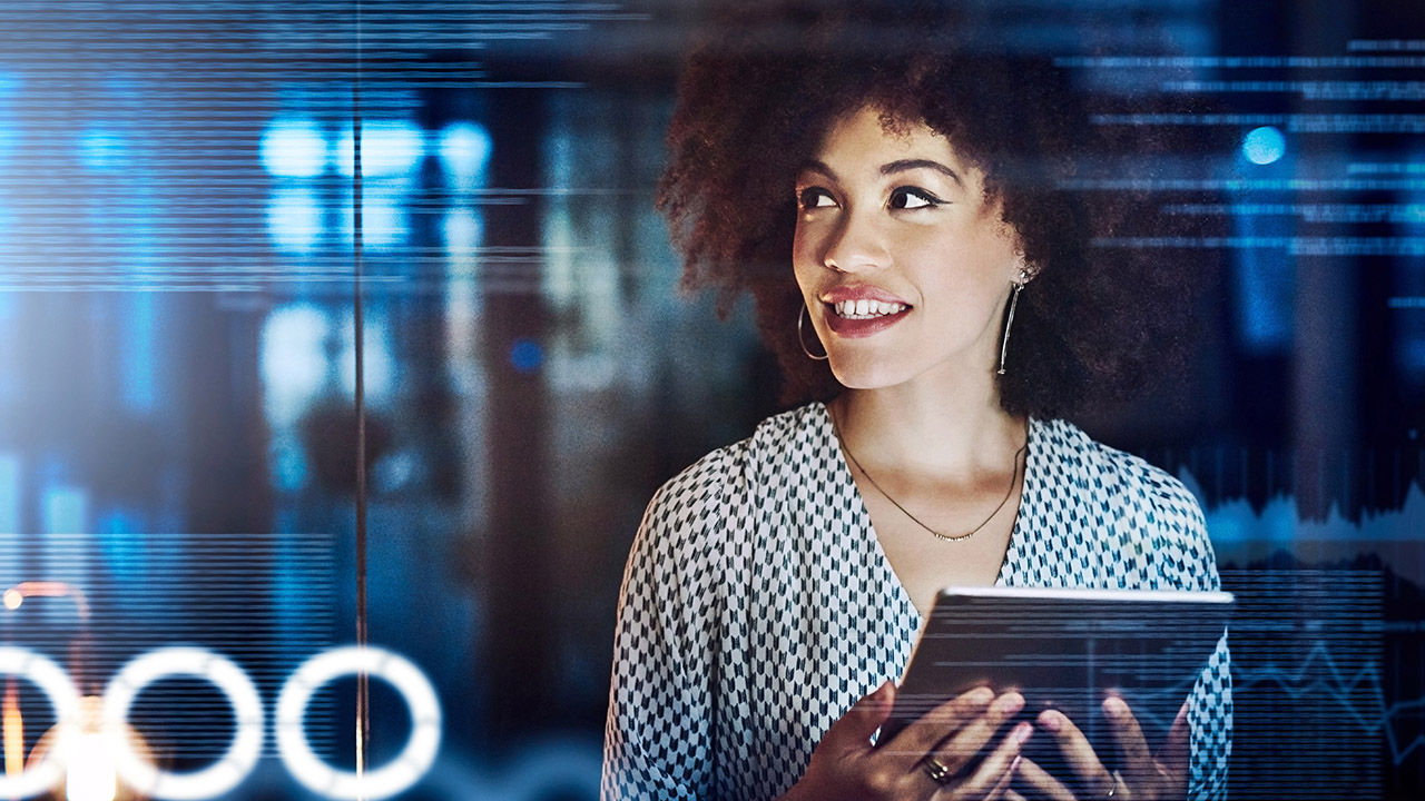 Frau mit lockigem Haar lächelt und hält ein Tablet, umgeben von digitalen Grafiken und Lichteffekten.